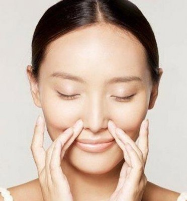 Nâng cao sống mũi bằng cách massage hàng ngày